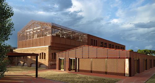 ca59_13 / Escuela secundaria, teatro y edificio de oficinas en antigua fábrica de ladrillo
