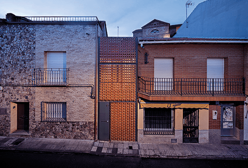 ca64_06 / Casa con fachada de 2,40 m