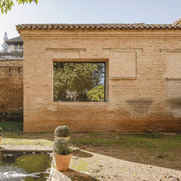 ca81_10 / Una ventana en un jardín de la Alhambra