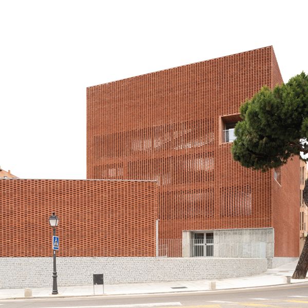 ca83_02 / Rehabilitación de la Casa de la Cultura como biblioteca y teatro