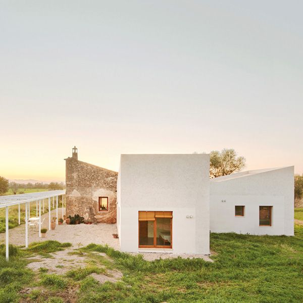 ca83_07 / Transformación y ampliación de nave agrícola en vivienda y estudio