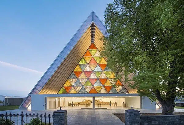 Fachada de la catedral de cartón en Christchurch, Nueva Zelanda, con paper tubes. Arqutiecto Shigeru Ban