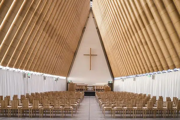 Interior de la catedral de cartón en Christchurch, Nueva Zelanda, con paper tubes. Arqutiecto Shigeru Ban