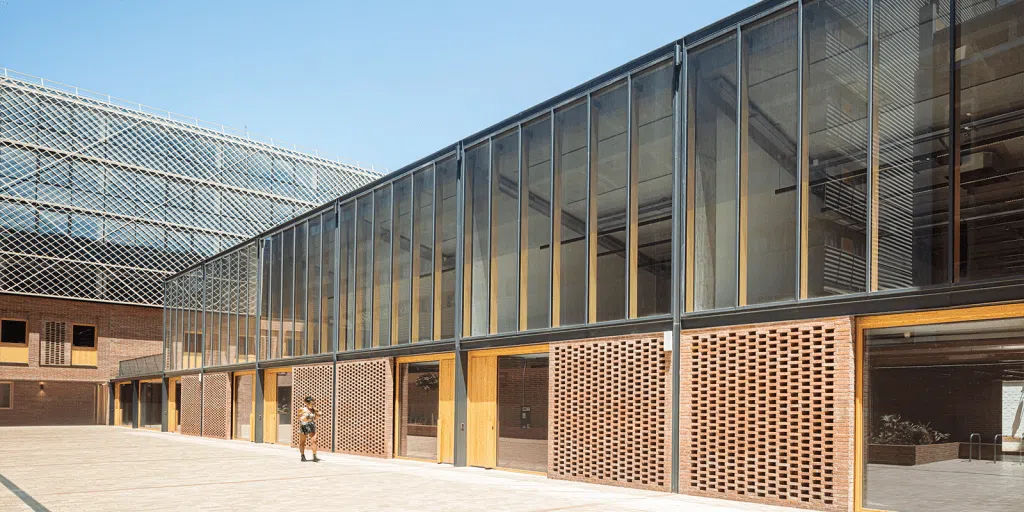 Vista de dos fachadas interiores de las Oficinas KNEM en Bacelona, por b720, Fermín Vázquez Arquitectos