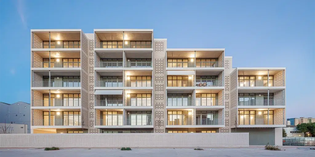 Vista de la fachada principal de las Viviendas de alquiler L’Hospitalet, por b720, Fermín Vázquez Arquitectos