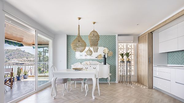 Contemporaneidad y tradición se fusionan en la reforma de un apartamento de playa por OOIIO Architecture