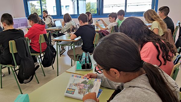 Tejas Verea reparte agendas escolares mineras para difundir la importancia de los recursos naturales gallegos