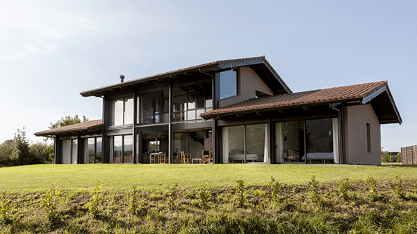 Una vivienda unifamiliar eficiente con cubierta ventilada de teja cerámica en Gobiendes, Asturias