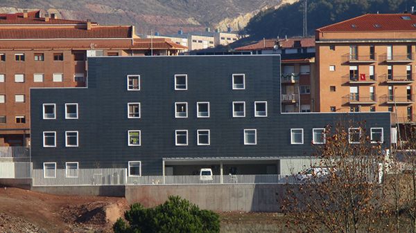 Una fachada camaleónica de Faveker protege el Centro de Salud de Illueca
