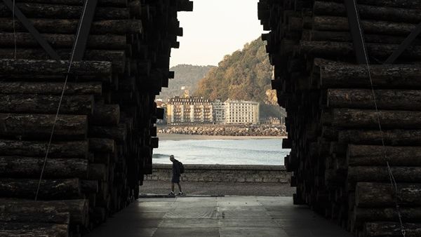 TAC! Festival de Arquitectura Urbana inaugura su pabellón en Donostia-San Sebastián que llama la atención sobre los incendios forestales