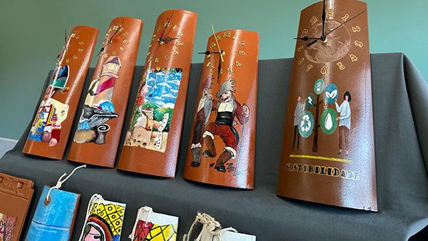 Amarai y Tejas Verea presentan sus tejas solidarias para promover la inclusión de las personas con discapacidad de la comarca
