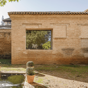 CA81 10 / Una ventana en un jardín de la Alhambra en Granada